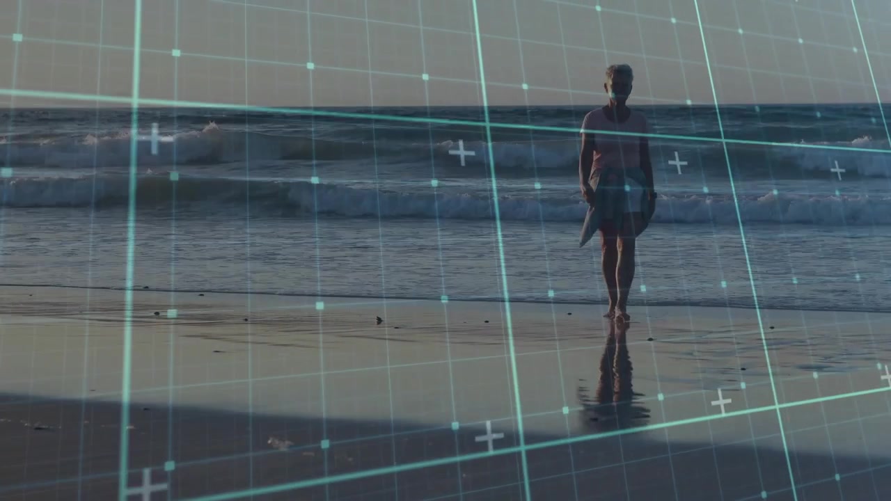 Donna anziana che entra nell'inquadratura sulla riva e attiva una sovrapposizione a griglia digitale per la tecnologia di mappatura.