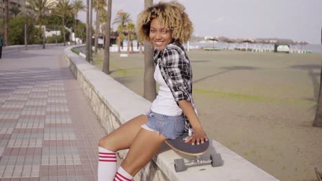 joven skater en un paseo marítimo
