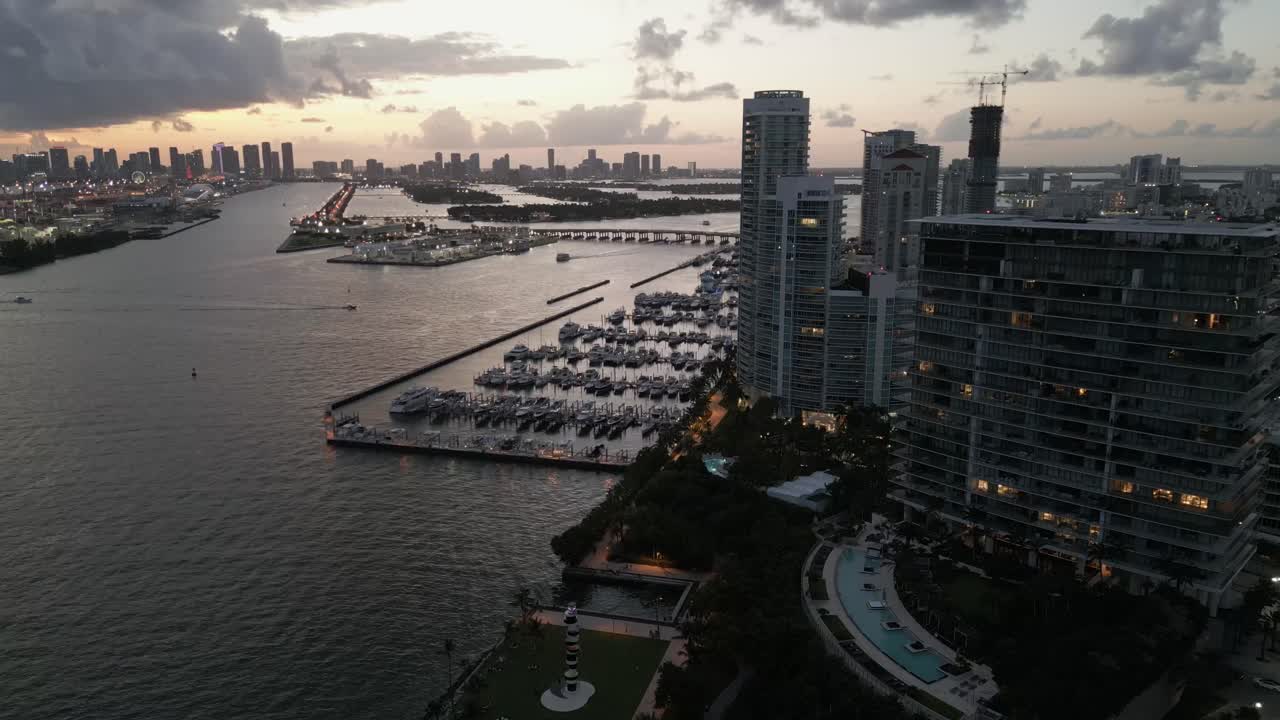 el horizonte de la playa sur de miami iluminado al atardecer drone aéreo