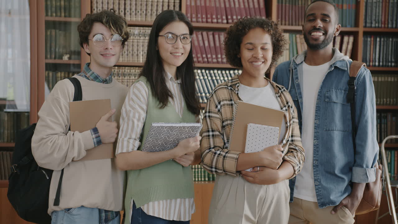 estudiantes en una biblioteca