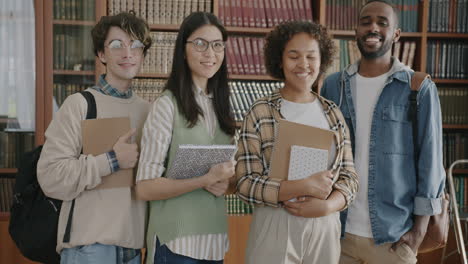 estudiantes en una biblioteca