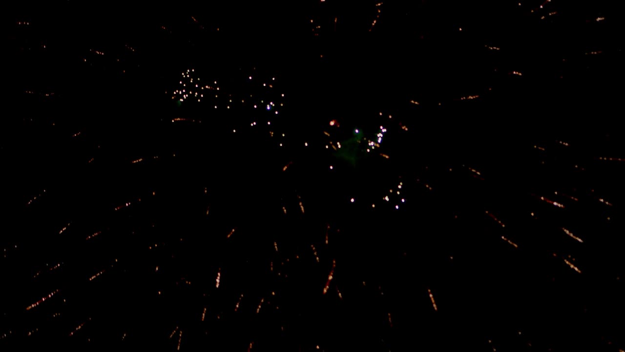 coloridos, fuegos artificiales festivos en el cielo nocturno. luces multicolores esparcidas en diferentes direcciones.