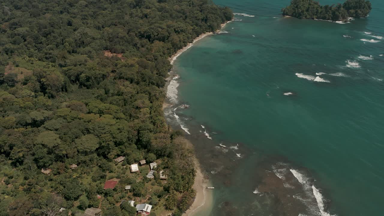 vista de drones de la remota costa de punta mona, costa rica