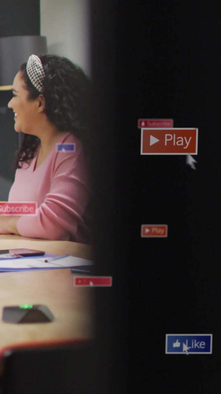 Video Vertikal: Wanita berpartisipasi dalam rapat saat kamera bergeser menampilkan ikon seluler dan pemasaran
