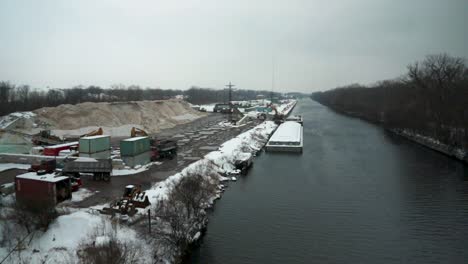 Schwere-Lastkraftwagen-Werden-Mit-Industriesalz-Für-Einen-Bevorstehenden-Wintersturm-Beladen