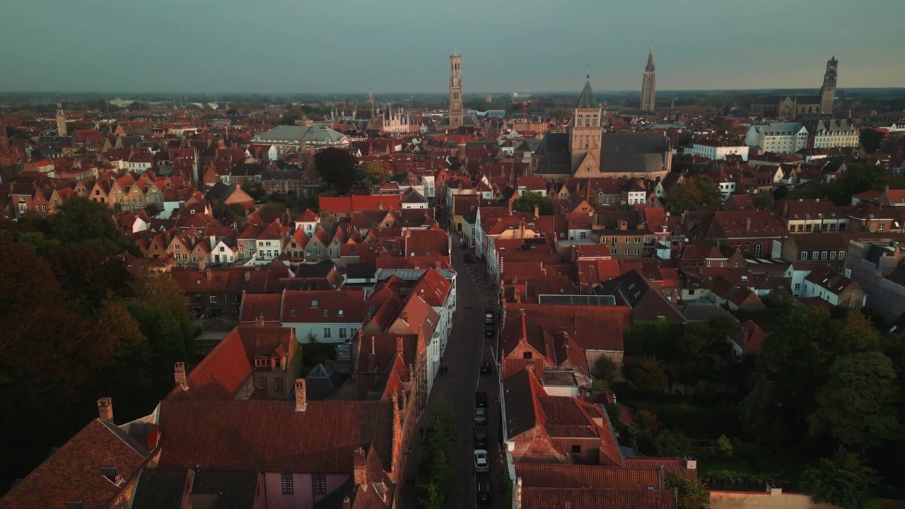 Vista Aérea da Paisagem Urbana Histórica de Bruges ao Pôr do Sol