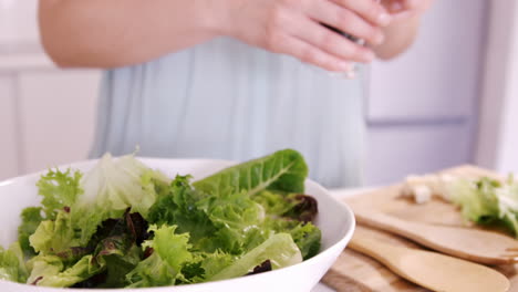 de cerca en una mujer preparando una ensalada