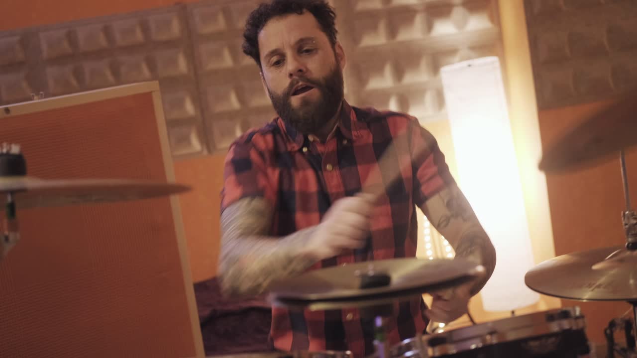 músico tocando el tambor