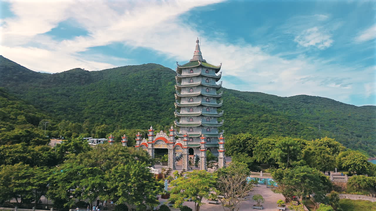 Ảnh chụp từ trên không cho thấy vẻ đẹp tráng lệ của tháp nhiều tầng Chùa Xá Lợi và cổng vào được trang trí công phu, nằm giữa những ngọn núi xanh tươi của Bán đảo Sơn Trà
