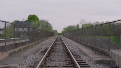 moviéndose hacia adelante estableciendo un tiro de las vías del tren con líneas principales