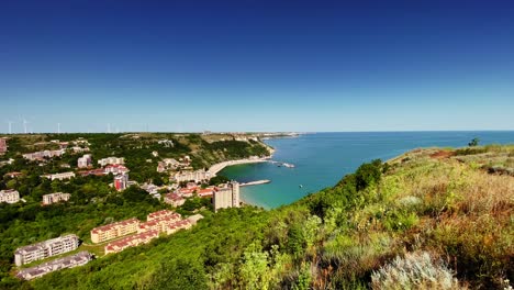 Vista-Superior-De-Una-Ciudad-Cerca-Del-Mar-Negro-En-Un-Día-Claro-Y-Soleado