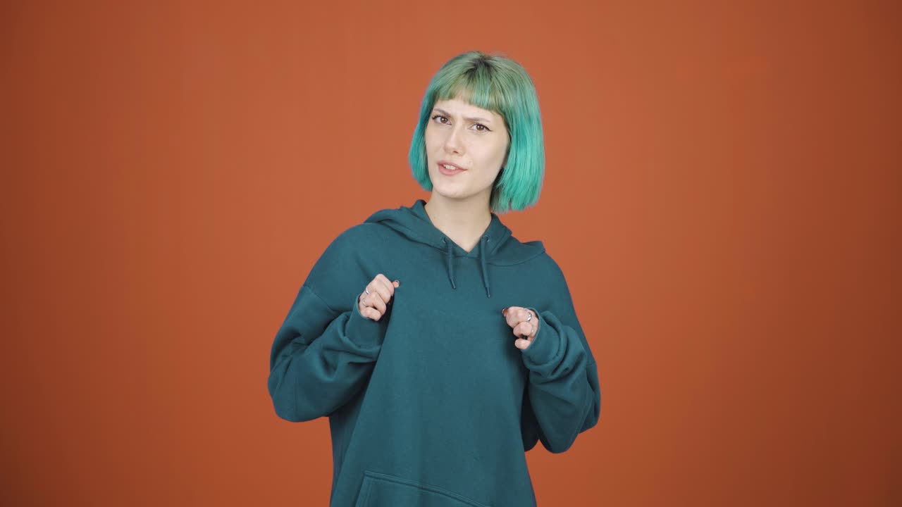 la joven haciendo una videollamada.