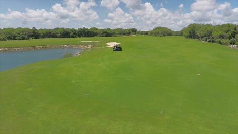 Hermosas-Vistas-Desde-Un-Dron-Del-Campo-De-Golf-En-La-Riviera-Maya,-Yucatán,-México