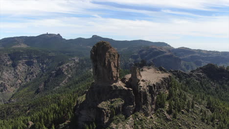 toma aérea en órbita del famoso roque nublo en la isla de gran canaria y en un día soleado