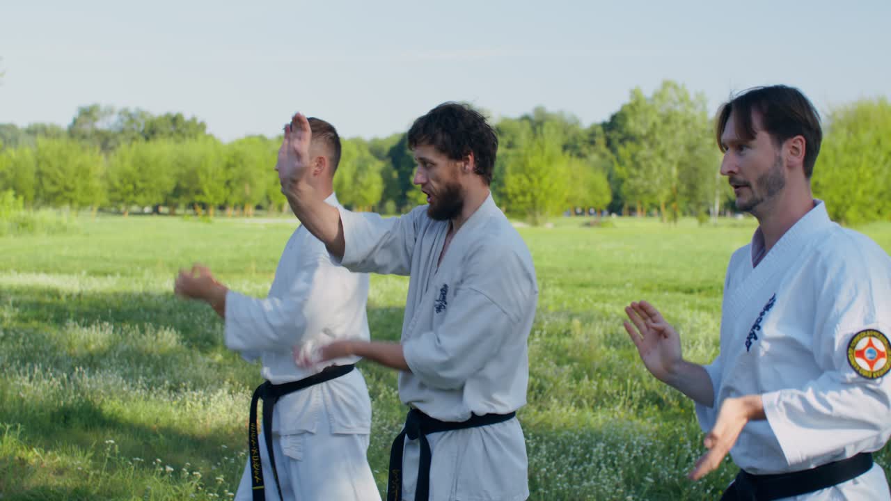 Lezione di karate all'aperto