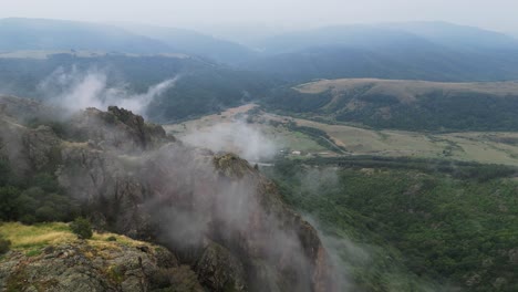 paisaje montañoso en el parque nacional de los balcanes centrales bulgaria - 4k aéreo