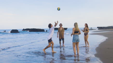 Amigos-Jugando-Voleibol-De-Playa.