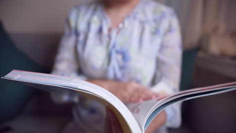 mujer leyendo un libro en una acogedora sala de estar por la noche