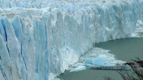 El-Hielo-Se-Ha-Desprendido-De-Un-Glaciar