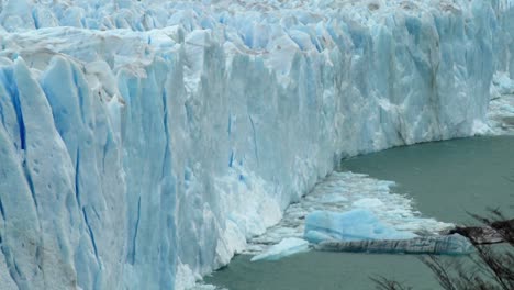 el hielo se ha desprendido de un glaciar