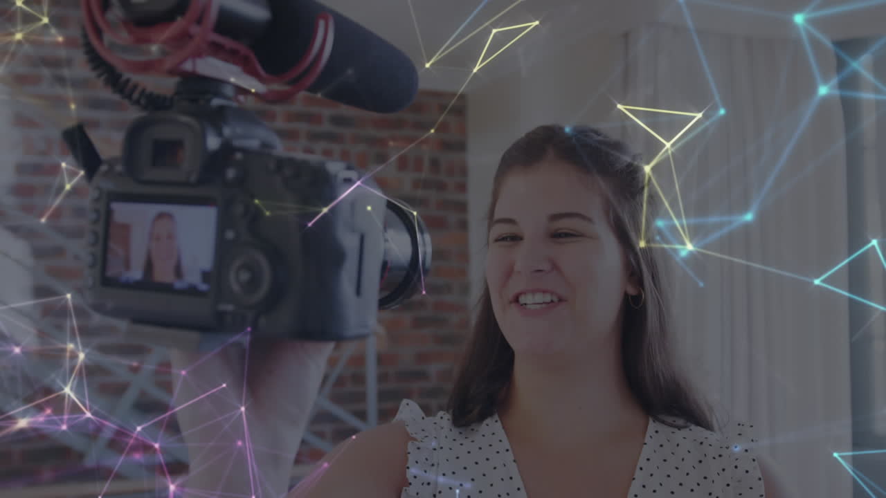 여성 vlogger가 집에서 vlog를 녹음하는 카메라를 통해 연결 네트워크의 애니메이션