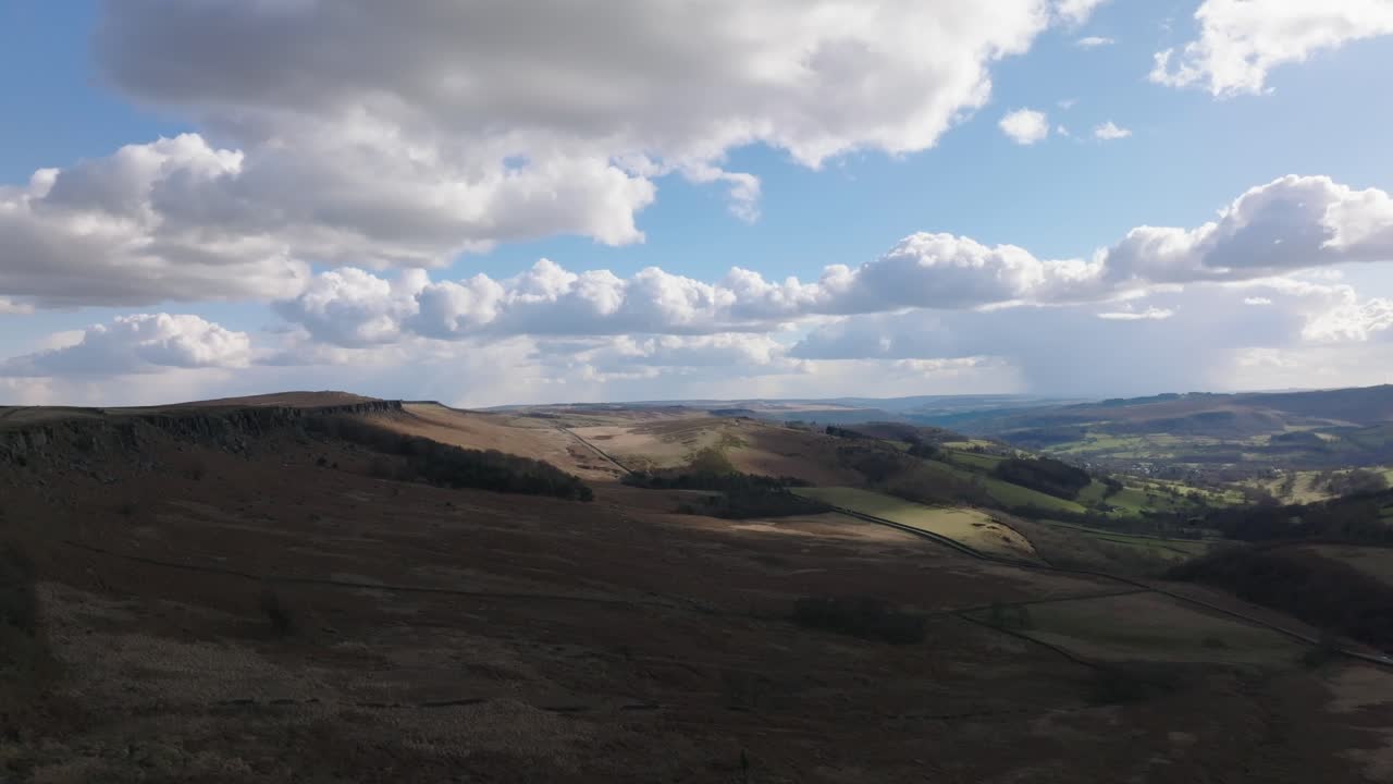 흐린 하늘과 함께 어두운 피크 지구 황무지를 비행하는 드론 영상