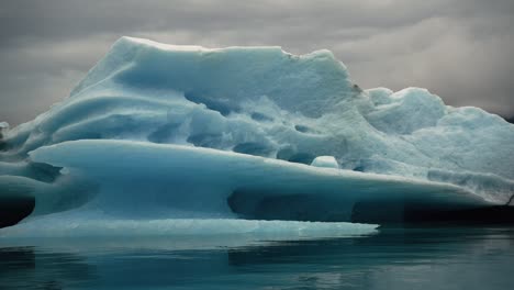 Hermoso-Bloque-De-Hielo-En-Agua-Helada,-Fuera-De-Nuuk-Groenlandia