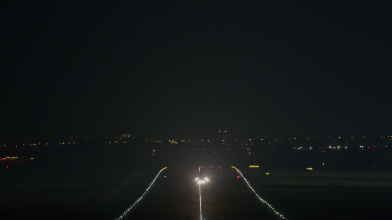 despegue nocturno del avión