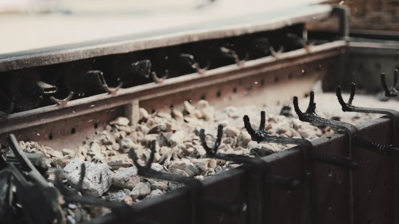 바람이 부는 순간에 굴뚝 케이크가 없는 헝가리 굴뚝 케이크 오븐