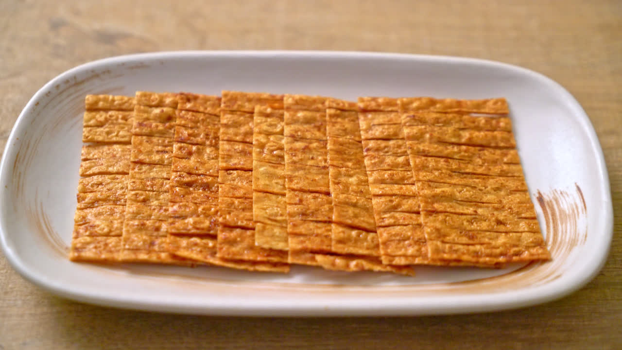 접시에 오징어 해산물 간식