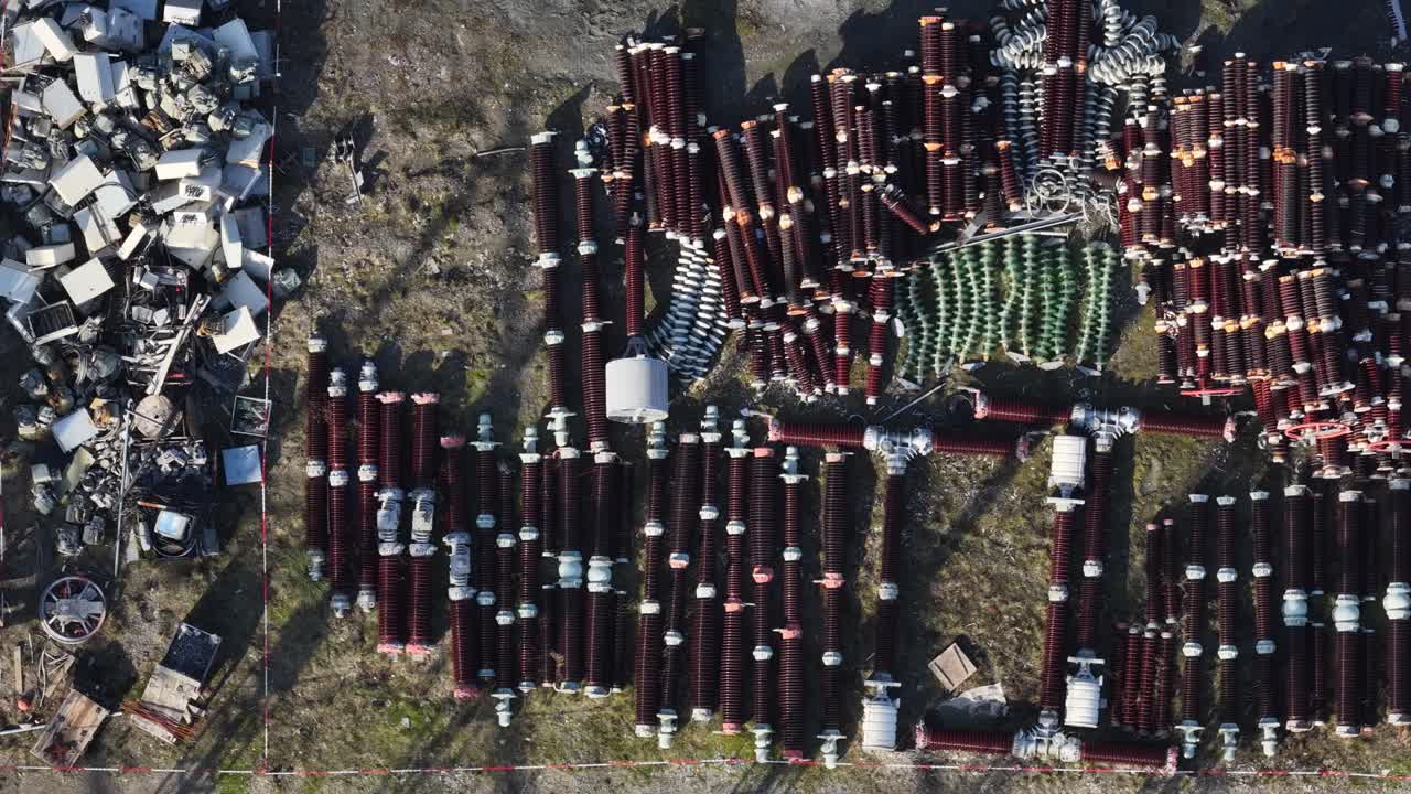 Imagens de drone de partes e componentes de subestação elétrica. Rede de energia da União Europeia