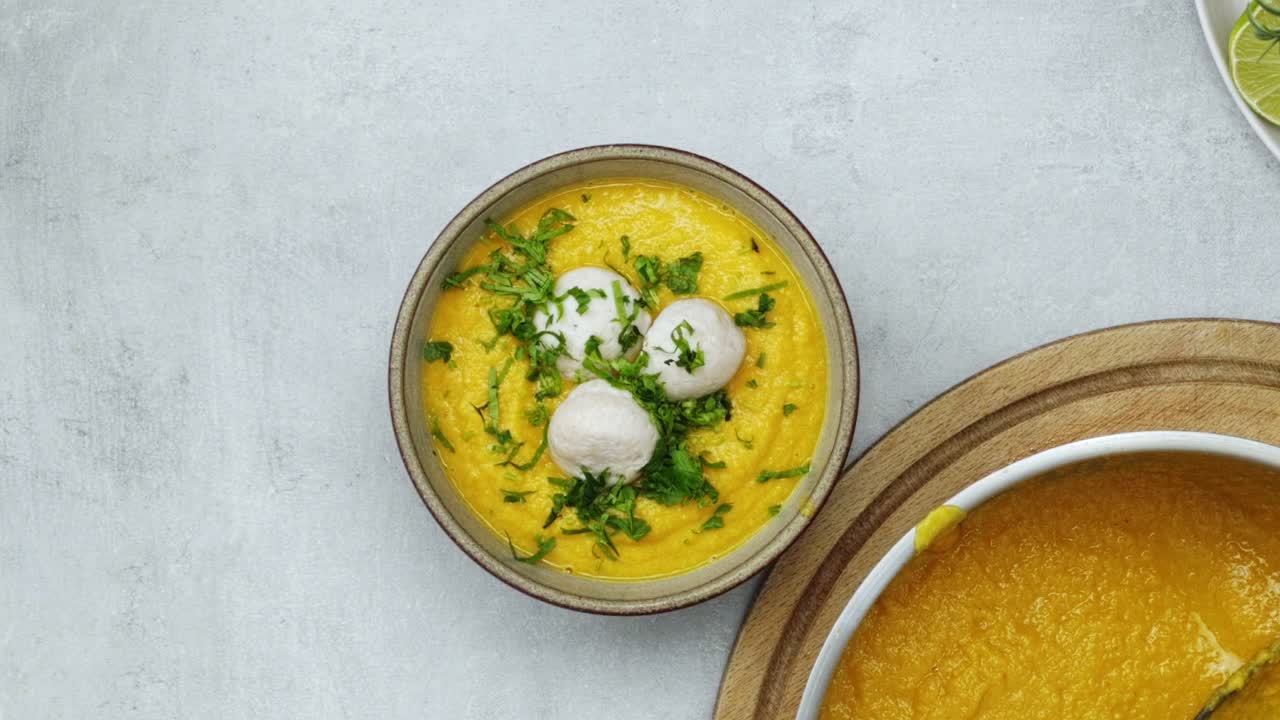 cocinar agregando verduras al puré con albóndigas