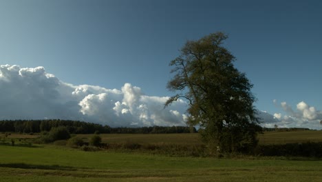 Herbst-Sturm-Regen-Wolken-Zeitraffer-Sonniger-Tag