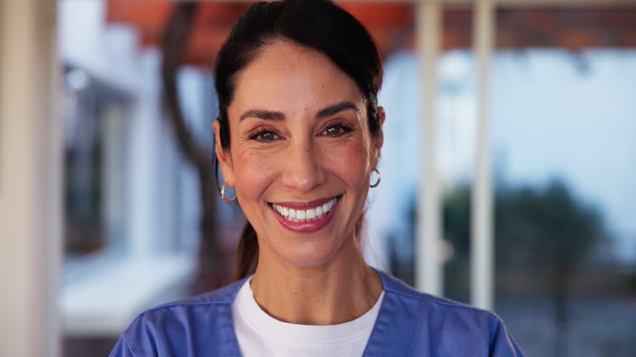 una enfermera sonriente en trajes azules