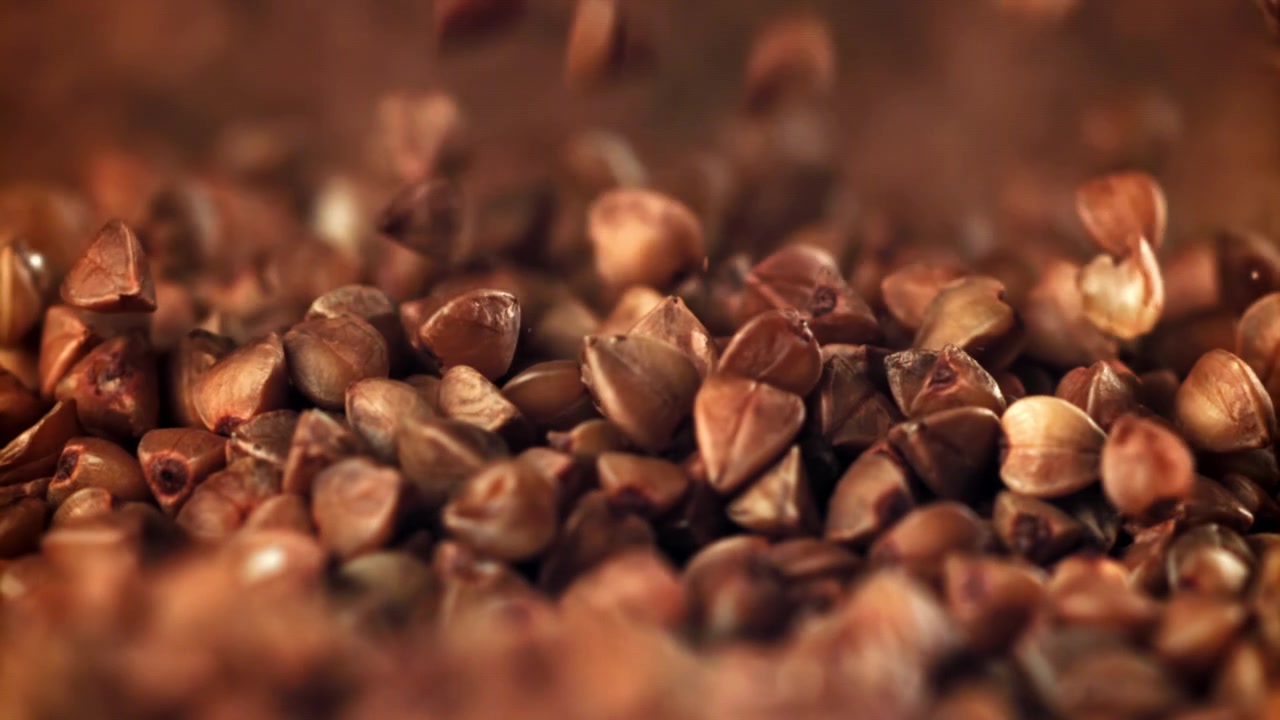 Grano saraceno decorticato crudo che cade al rallentatore