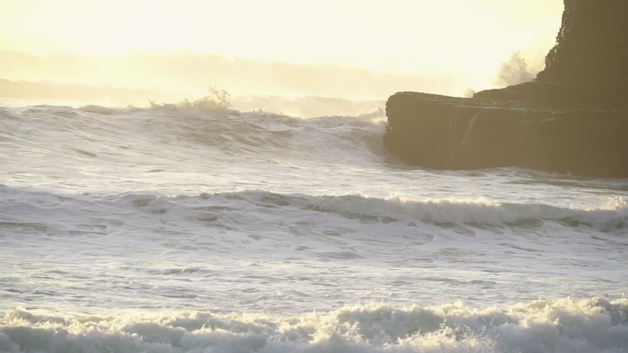 파도가 바위에 부딪히는 슬로우 모션