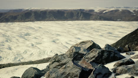 Roca-De-Lava-Y-Nieve-En-Invierno-En-Islandia