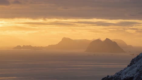 Increíble-Luz-Del-Atardecer-Sobre-Værøy,-Islas-Lofoten,-Timelapse