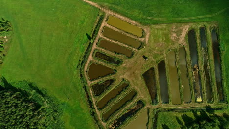 Paisaje-Rural-Con-Granja-De-Lagos-De-Peces-Artificiales