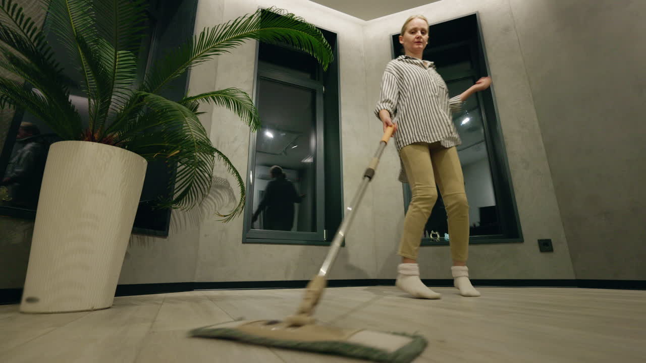 밤 에 현대적 인 집 을 청소 하는 여자