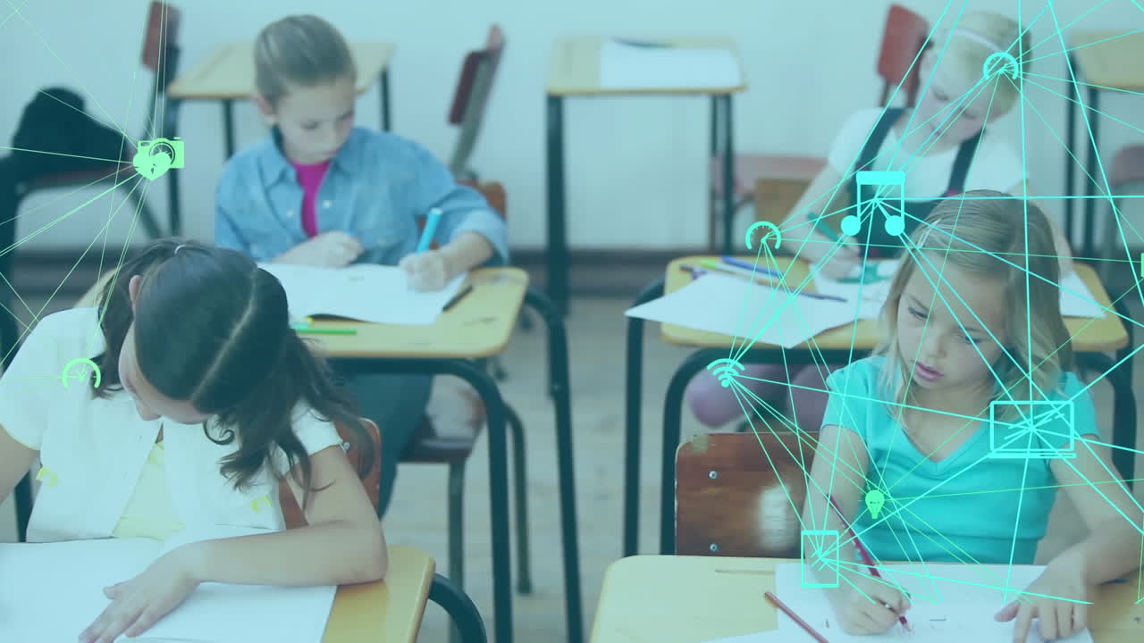 animación de globos de iconos digitales contra diversos estudiantes que estudian en la clase en la escuela