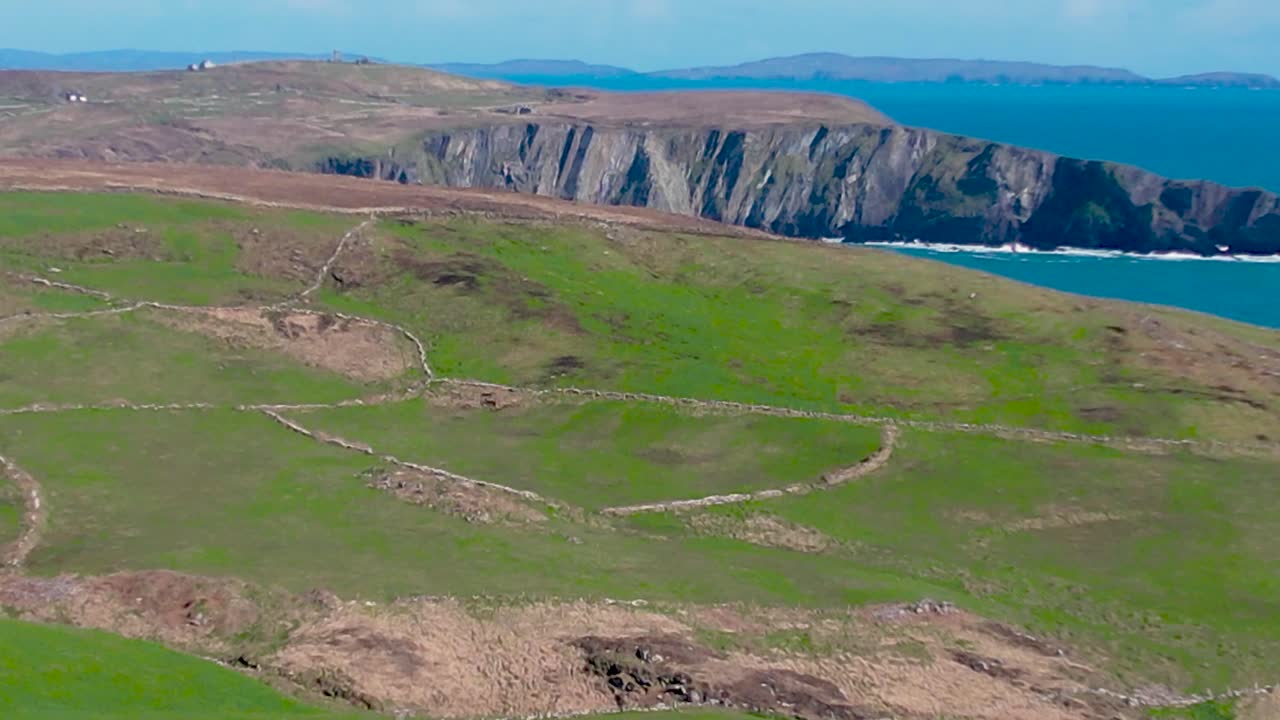 un tiro de revelación de 4k por encima de mizen cabeza de frente mirando hacia el este hacia crookhaven
