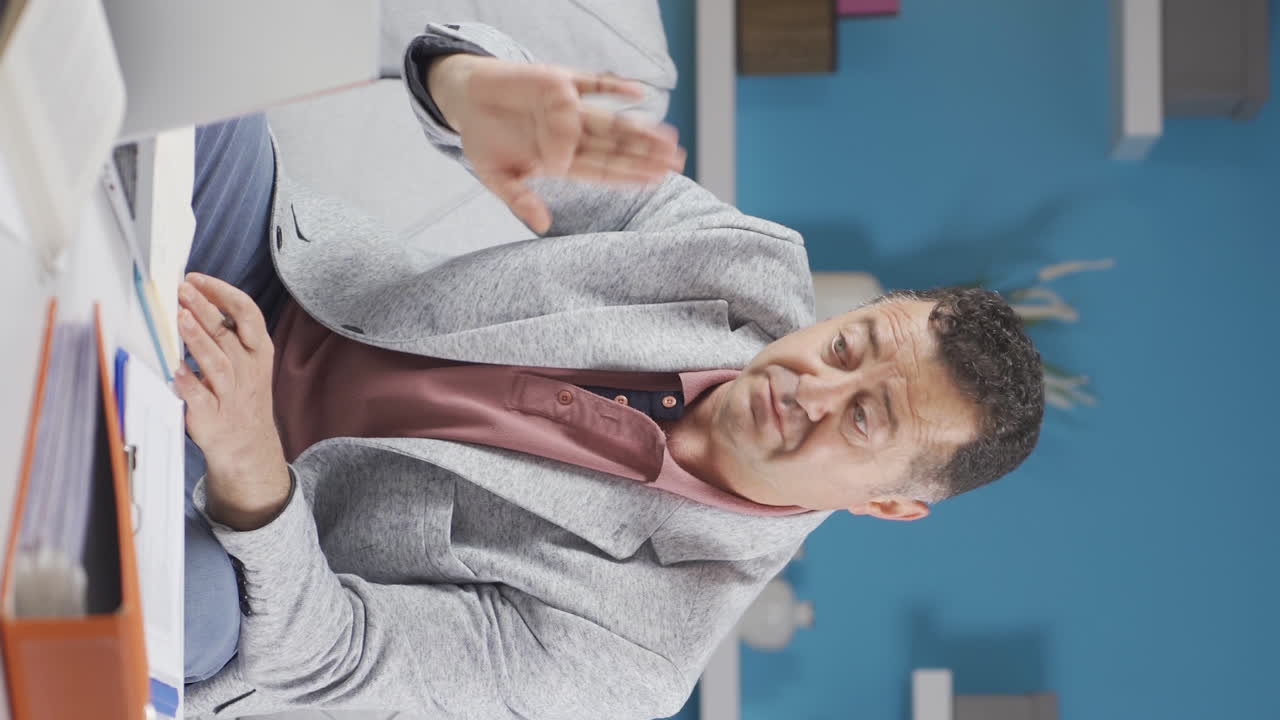 video vertical de trabajador de oficina en casa anciano se niega y no acepta.