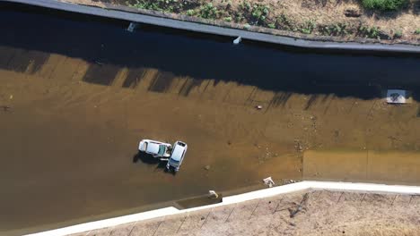 coches abandonados en el río la