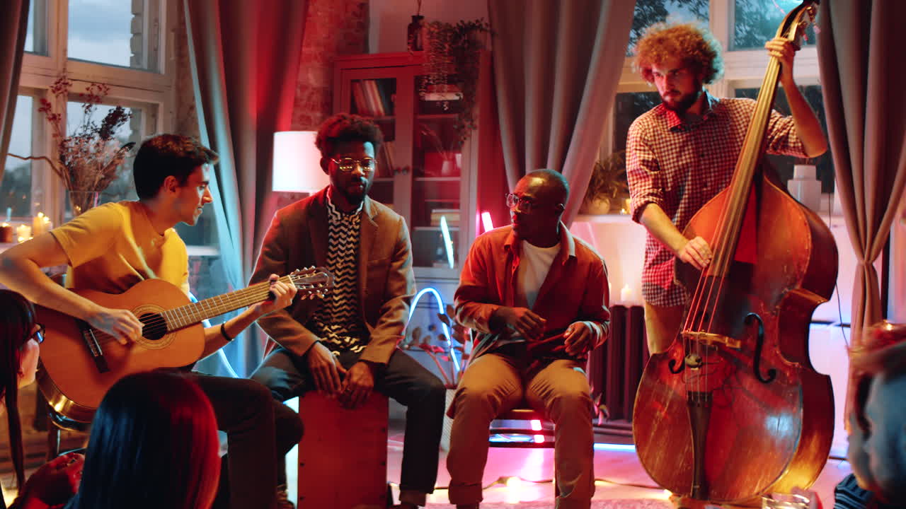 다양한 음악가 들 이 라이브 홈 콘서트 에서 공연 하고 있다