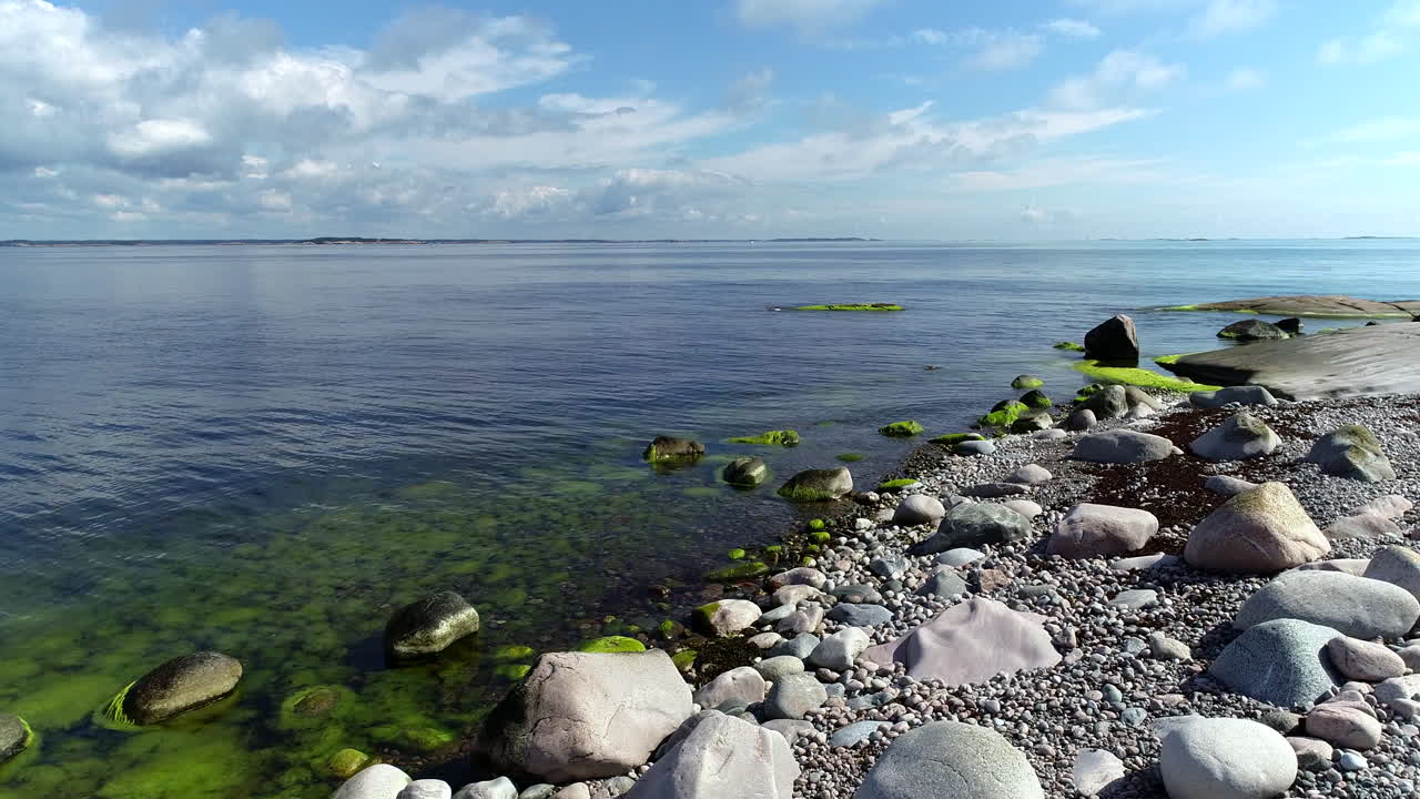 돌 해변과 푸른 바다의 드론 영상