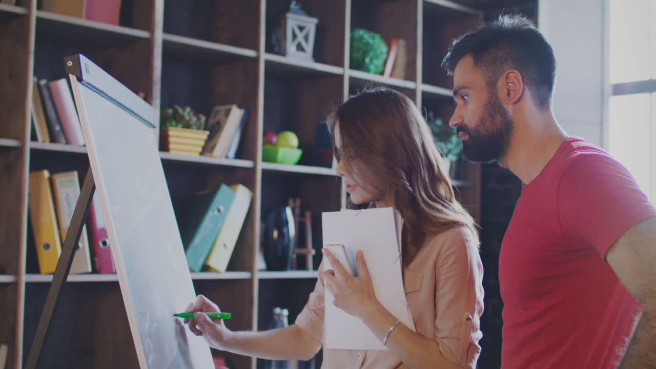 mujer profesional discusión de estrategia de negocios con un hombre de negocios en la oficina