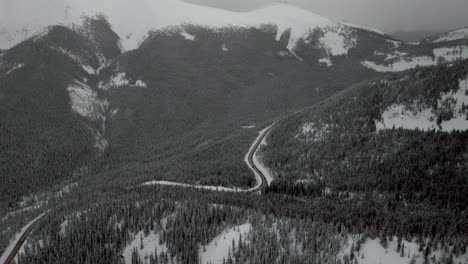 Bertoud-Berthod-Jones-Pass-Luftaufnahme-Drohne-Winter-Park-Colorado-Autos-Reisen-Auf-Winter-Autobahn-Straße-Schneebedeckt-Schneesturm-Tiefer-Pulverschnee-Ski-Snowboarder-Hinterland-Rocky-Mountains-Nationalwald-Vorwärts-Schwenken-Nach-Oben