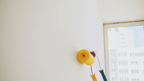 una pared de pintura con rodillos de pintura