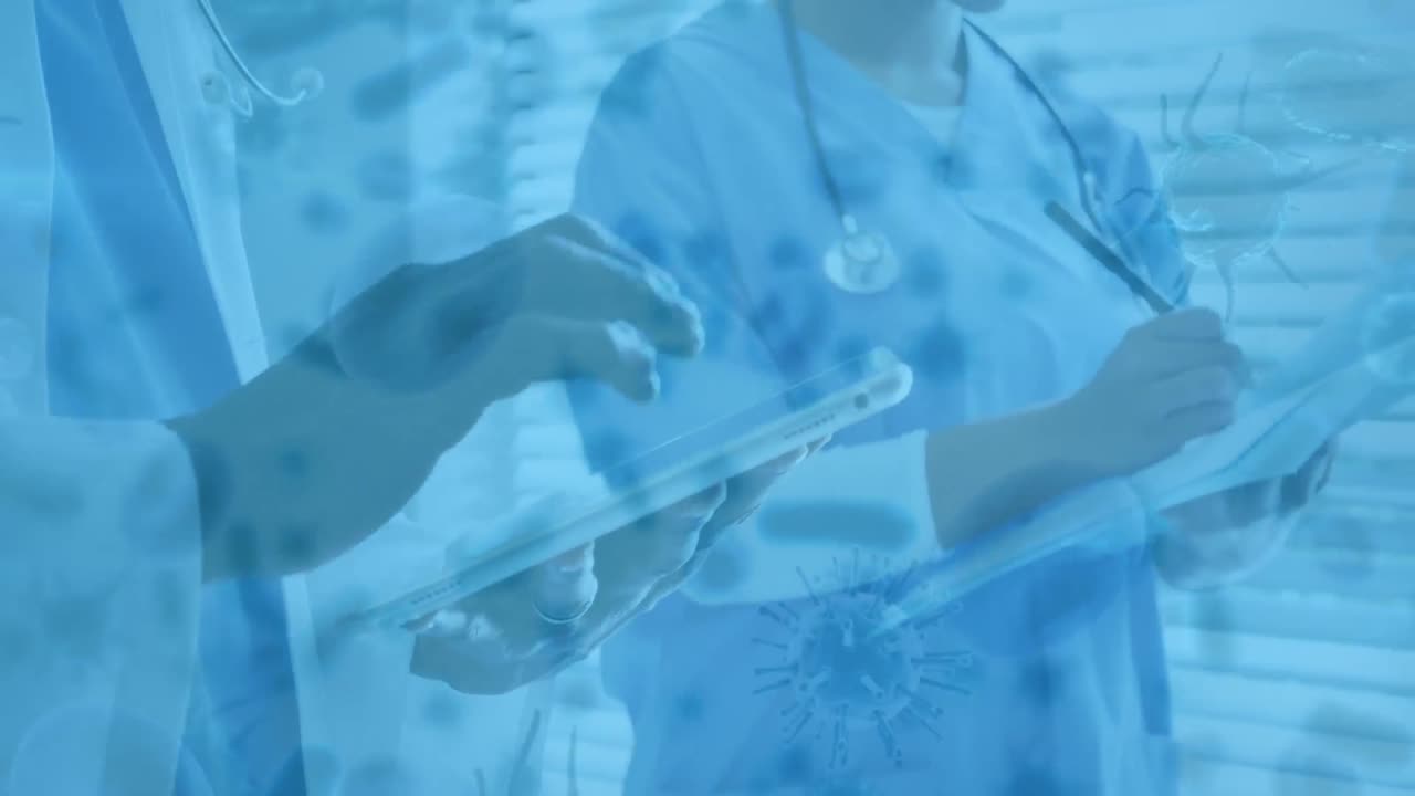 코로나19 세포가 디지털 태블릿을 사용하는 중간 섹션 의사를 향해 움직입니다.